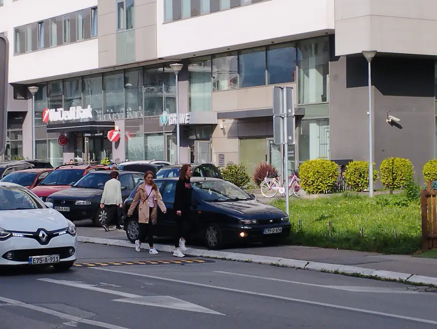 Saobraćajna i komunalna policija bez rješenja za problem parkiranja u Banja Luci (FOTO)