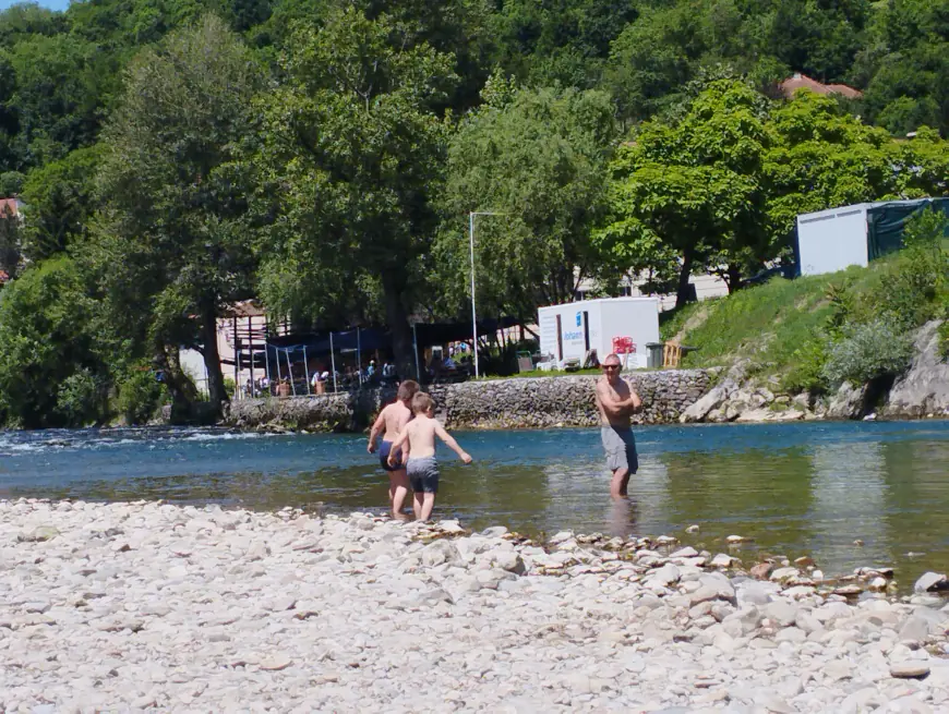 Banjalučani iskoristili lijepo vrijeme za uživanje na Vrbasu (FOTO)