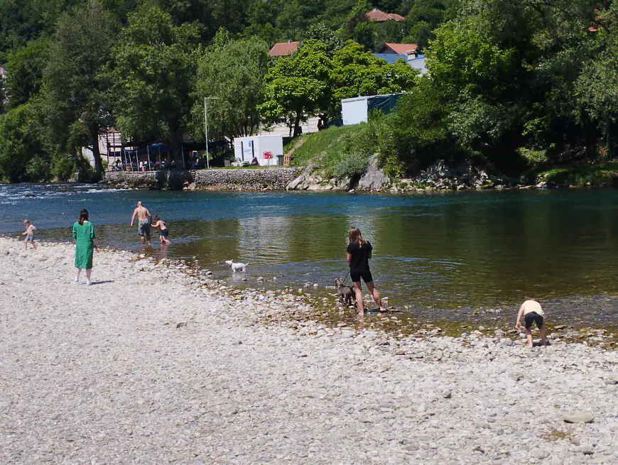 Banjalučani iskoristili lijepo vrijeme za uživanje na Vrbasu (FOTO)