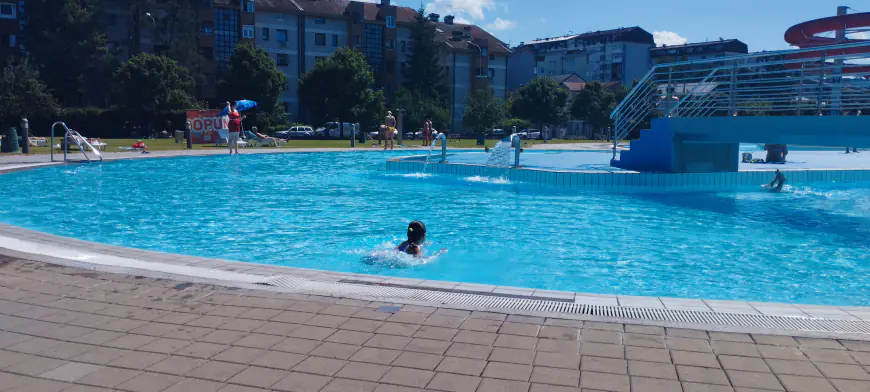 Klinci uživaju na bazenima Akvana u Banja Luci (FOTO)