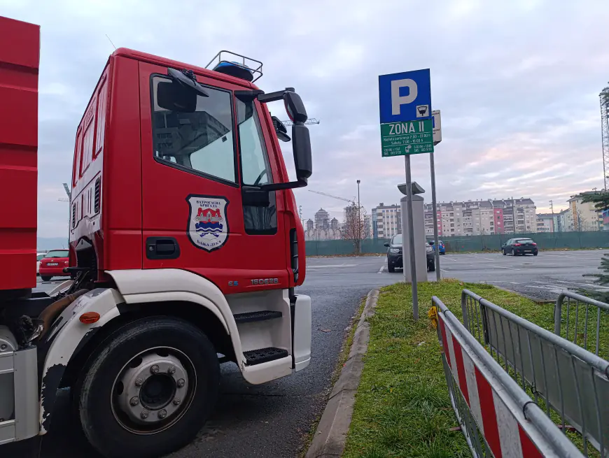 Zatvoren parking kod Vlade Srpske i RTRS-a (FOTO)