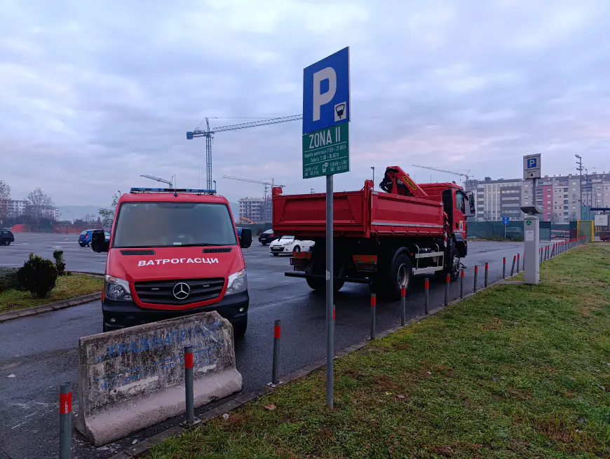 Zatvoren parking kod Vlade Srpske i RTRS-a (FOTO)