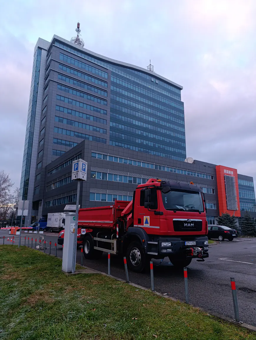 Zatvoren parking kod Vlade Srpske i RTRS-a (FOTO)