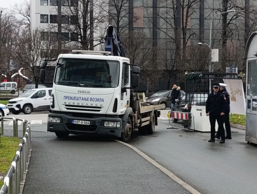 Nastavljeni protesti ispred institucija RS zbog najave smanjenja prihoda Banjaluci (FOTO)