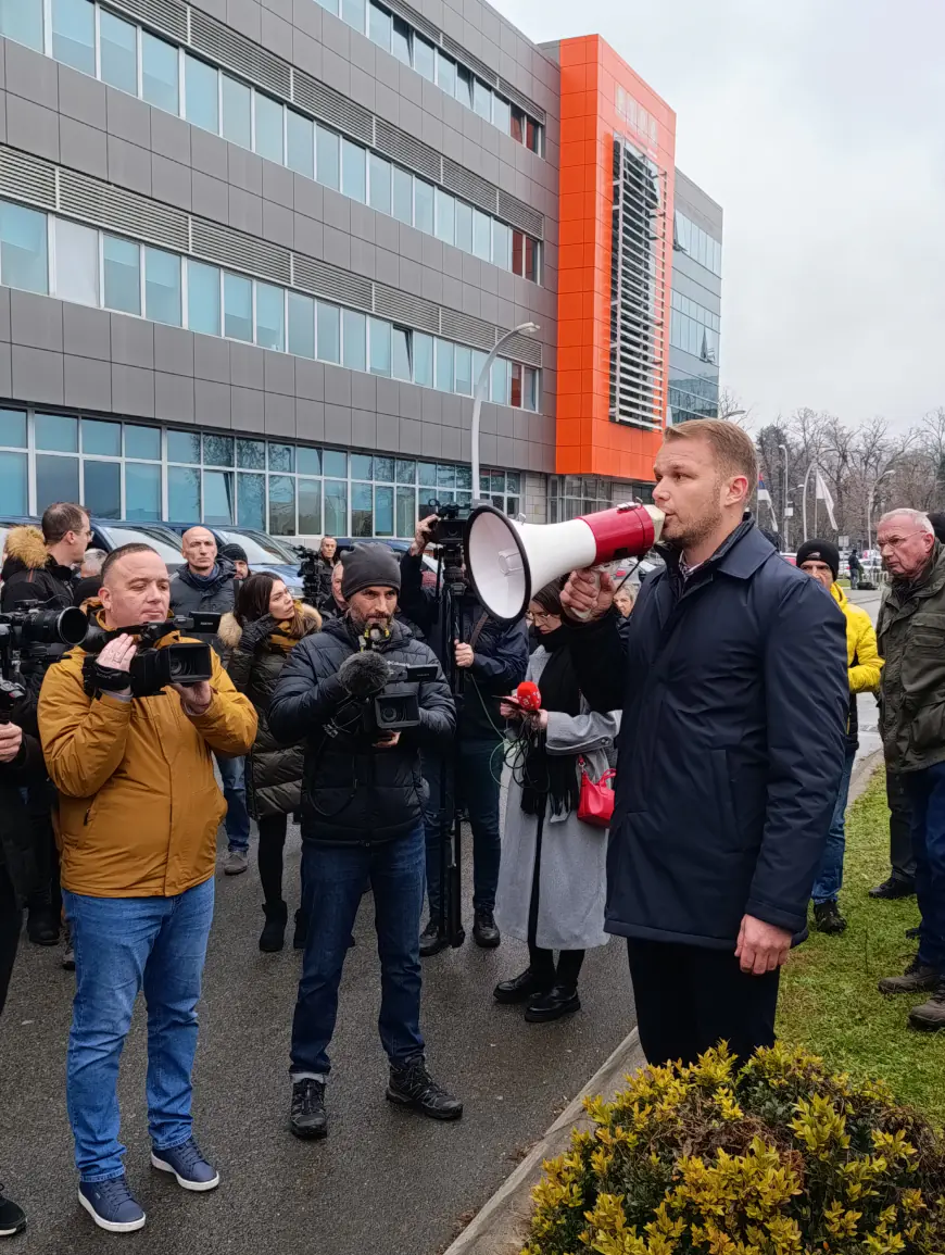 Nastavljeni protesti ispred institucija RS zbog najave smanjenja prihoda Banjaluci (FOTO)