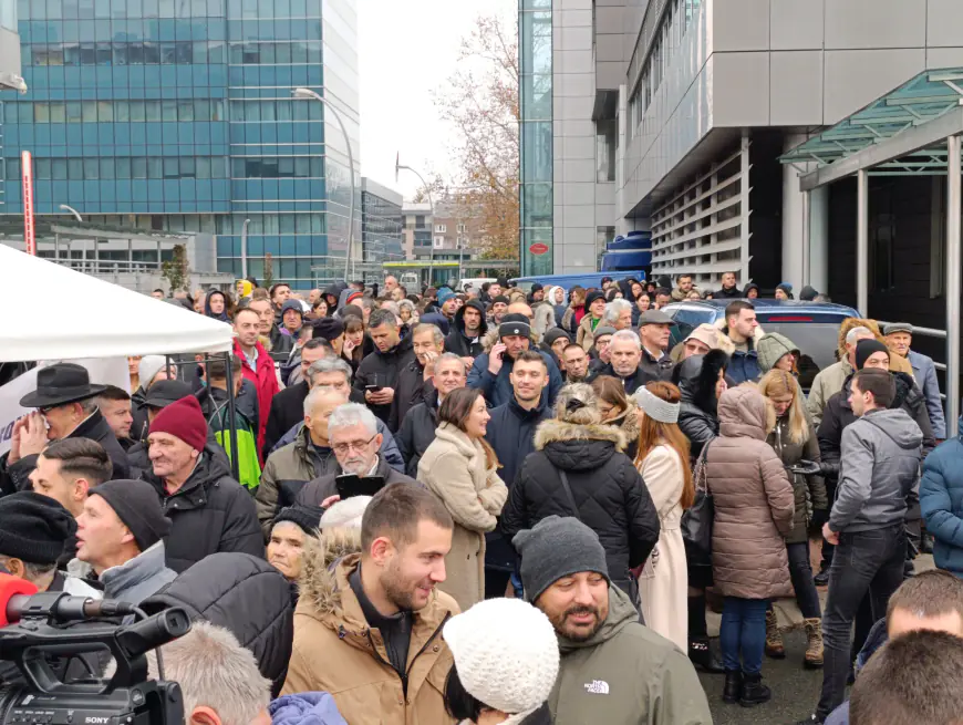 Nastavljeni protesti ispred institucija RS zbog najave smanjenja prihoda Banjaluci (FOTO)