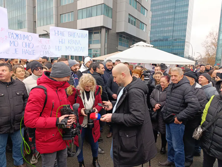 Nastavljeni protesti ispred institucija RS zbog najave smanjenja prihoda Banjaluci (FOTO)