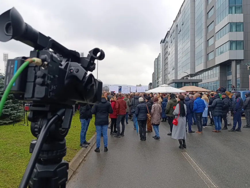 Nastavljeni protesti ispred institucija RS zbog najave smanjenja prihoda Banjaluci (FOTO)