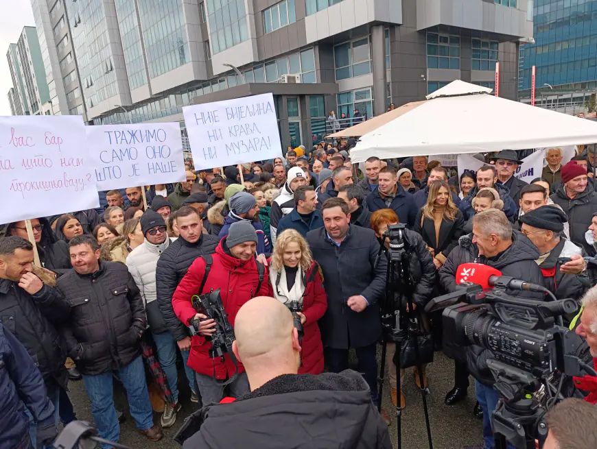 Nastavljeni protesti ispred institucija RS zbog najave smanjenja prihoda Banjaluci (FOTO)